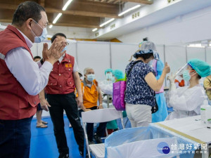 市長侯友宜12日上午特地前往中和區前國防管理學院中正堂疫苗接種站關心長者施打情形