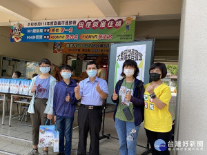 嘉義市大業國中贈送「新生大業福袋」，由老師送到校門口給學生／陳致愷翻攝