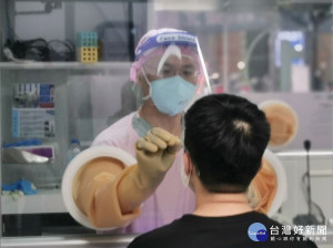 首位試用的吳文秋主任表示在採檢時更安心