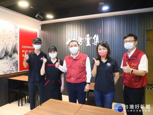 侯友宜今（13）日前往八方雲集板橋仁化店，以及全家超商松翠店，感謝四大超商及八方雲集提供餐食，共同守候新北孩子