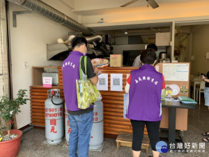 嘉義縣府動員全縣衛生稽查員， 擴大聯合稽查餐飲業防疫措施／陳致愷翻攝