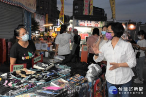 彰化縣長王惠美親自視察微解封後的夜市情形。圖／彰化縣政府提供