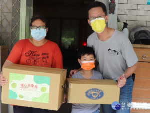 平溪國小校長鄭益堯化身宅急便外送員，親自將這些物資用最快速度逐一發送到孩子家