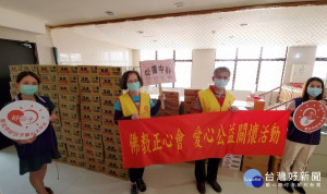 世界佛教正心會捐板橋社福中心200箱平安麵及1000多罐頭，會長黃俊彥(右二)及沈小鳳副會長(右三)前往致贈，社福陳靜怡督導(右一)及陳思穎督導(左一)代表接受