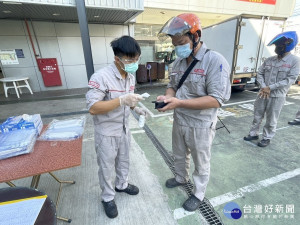 現場由專人確認員工之陰性檢測報告後才能進廠