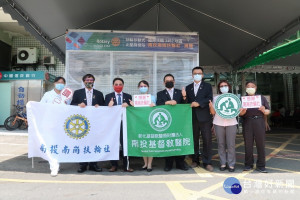南崗扶輪社贈送正壓採檢站給南基醫院。（南基提供）