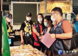 北港同仁夜市「微解封」復業，警分局派員宣傳防疫並結合相關單位稽查，亦肯定管委會單進單出「實聯制」管制避免人潮群聚。