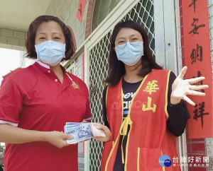 華山基金會陪伴孤老尋得合意的住所，還送上麥寮拱範宮志工隊捐贈的防疫物資，叮嚀阿嬤安心住新房。