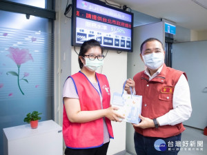 市長侯友宜有感於話務同仁在防疫期間的辛勞，且已成為新北市民可信賴的服務管道，16日特別到話務中心慰勉同仁