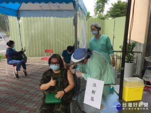 板橋榮家今(16)日起每週一、二、五提供為地區民眾預約接種AZ疫苗