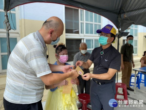 林世賢市長代大自然健行會將捐助的善款發放給視障朋友。