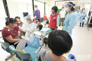 縣長王惠美視察疫苗施打情形。圖／彰化縣政府提供