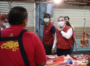 市長侯友宜不敢鬆懈，18日親自前往北海岸最大公有市場視察市場管制措施及關注人流狀況