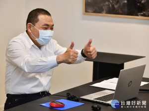 新北市長侯友宜19日以視訊恭賀他當選110年度模範父親代表時，稱讚他是一位允文允武、多才多藝的模範父親