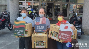 農友李明杰捐贈咖啡感謝國外贈疫苗。（中部中心提供）