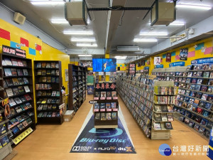 新北市開放小說漫畫出租店及影音光碟出租店，採外借模式