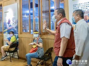 市長侯友宜20日特別到雙和靜思堂施打站，關心教師接種疫苗情況並向工作人員表示感謝