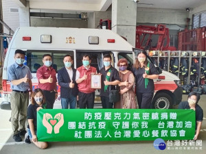 新北市議員李余典媒合台灣愛心餐飲協會捐贈8台專責防疫救護車改裝，讓防疫後送可有效達成空間分艙，人員分流的防護概念