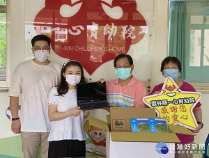 青埔教育基金會董事長張嘉郡捐贈筆記型電腦、書籍及口罩給斗六一心育幼院，幫助院童在疫情期間學習不中斷，充實身心靈。