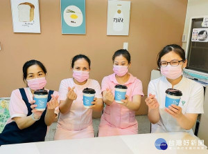 江鳥咖啡為感謝創世基金會護理人員辛苦付出，帶著公益款及咖啡豆到斗六植物人安養院分享單品咖啡，表達對在地弱勢植物人的關心。
