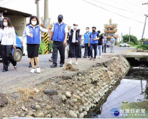 為提升台西及東勢鄉縣道平整度及道路景觀，縣府爭取前瞻補助辦理路段改善，獲核定補助4640萬元，縣長張麗善等人前往會勘，傾聽民意。