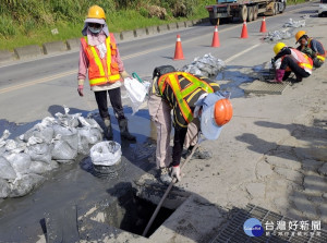 新北市環保局各區清潔隊針對新北市境內易積淹水或高風險區域的側溝加強進行巡檢及清淤作業