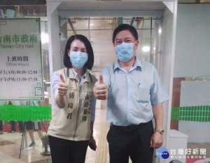 台南市政顧問王平川(右)、蔣琦君媒合企業捐贈市府1座防疫消毒門。
