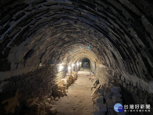 位在綠色隧道上的添興窯內還有一座已經超過一甲子的蛇窯，每年都會陸續燒製陶藝家的創意作品。 （圖／記者賴淑禎攝）