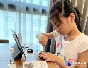 暑假職業試探育樂營，今年因疫情無法辦理實體營隊，新北市轉型為線上辦理，推出「新北超前職探數位體驗學堂」