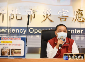 新北市長侯友宜於防疫記者會表示，開放原則是先戶外、再室內、最後才是脫口罩行為（飲食），因此，新北餐飲一律不開放內用，只限外帶。 