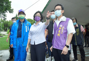 彰化縣長王惠美會同彰化縣議會副議長許原龍、彰化市長林世賢等人前往泰和公園、金馬公園勘察，盼重新改造後的公園環境，讓鄉親能更親近公園。圖／彰化縣政府提供