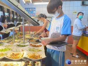 新莊便當店及鏊屋新莊店與汐止的娜米拉麵包烘焙坊等愛心店家關懷弱勢生，提供餐食麵包讓孩子享有小確幸