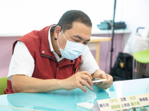 侯友宜市長特別參與血氧機DIY體驗，並與線上研習教師互動