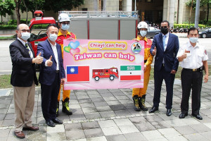 嘉義縣消防局援贈索馬利蘭共和國小型消防車，縣長翁章梁親自主持捐贈儀式／陳致愷翻攝