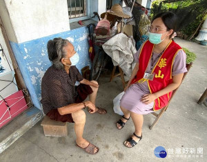 華山莿桐站懷孕八個多月的官站長，帶著防疫關懷物資探望孤老，讓缺乏生活物資的阿嬤安心，也期盼社會各界不忘支持老人服務。