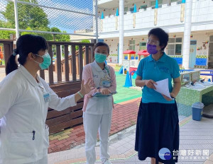 北港媽祖醫院感染管制師前往幼兒園進行防疫指導，亦感謝幼兒園協助照顧孩童，讓第一線醫護無後顧之憂為民服務。