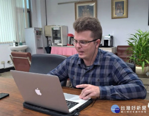 新北高中職線上英語營，外師帶你點餐看電影及面試