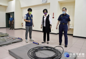 縣長王惠美表揚鹿警連破竊盜案，員警解說破案過程。圖／彰化縣政府提供