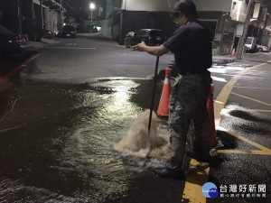 晚間9時30分關上排水閘供水還是呈濁水狀。（記者扶小萍攝）