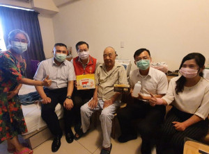 新北市榮服處林火土處長(左3) 偕同上校轉職生力軍吳瑞琳專員(左2) 、吳晃廷專員(右2) 實地見習訪慰榮民臧伯伯夫婦(右3)
