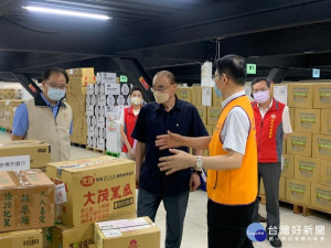 羅執行長(右一)向大鵬主委介紹安得烈食物銀行儲存及物業管理。