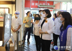 縣長張麗善會同衛生局人員視察輔導並關懷餐廳業者，衛生局亦啟動「餐飲業開放內用專案稽查」，希望讓民眾吃得安心、又放心。