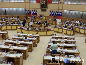 新北市議會今(29)日市政總質詢，民進黨籍議員針對防疫旅館、疫苗施打、餐飲內用開放時間及戶外場館、操場開放等議題提出質詢（記者黃村杉攝）