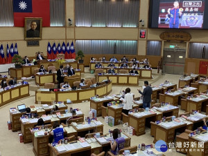 新北市議員江怡臻今（30）日與陳偉杰針對疫苗施打、防疫紓困以及新北市運動的扶植與職涯規劃等多項議題進行聯合質詢（記者黃村杉攝）