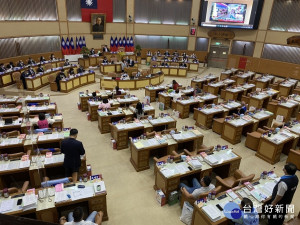 新北議會市政總質詢30日由周勝考、林金結、林國春、江怡臻、劉美芳、金瑞龍、白珮茹、黃永昌、葉元之等多位藍軍議員提出質詢。（記者黃村杉攝）