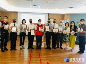 佳瑪百貨公司特別於今(30)日親赴板橋榮家捐贈7200片口罩