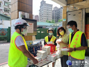 新莊區雙鳳里長潘素娥自五月疫情爆發後每日率6位志工配送200份手作熱食給里內獨老及弱勢