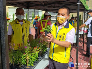 竹山公所推出領鮮週六領花活動。（竹山公所提供）