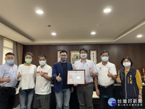 江啟臣主席頒派任書。（國民黨南投縣黨部提供）