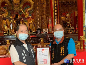 新北市新聞記者職業工會理事長黃村杉〈左〉頒新莊聖武堂主委林同順顧問聘書